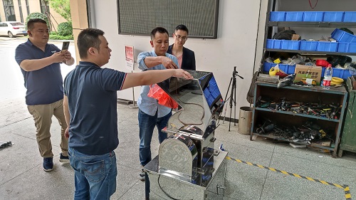 中南藥機(jī)：物料試機(jī)，認(rèn)真服務(wù)每一位客戶